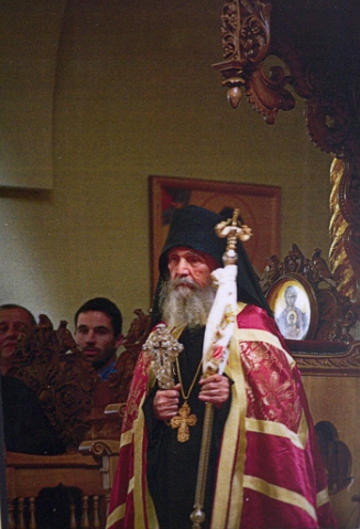 Фотография старца Ефрема за богослужением в храме обители.