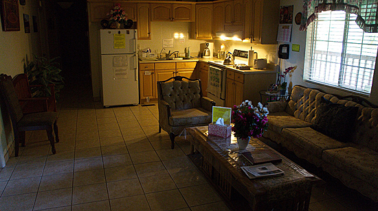 Интерьер общей кухни в гостевом корпусе