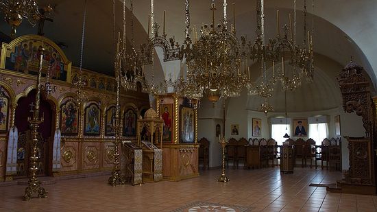 Интерьер главного храма в честь прп. Антония и свт. Нектария.
