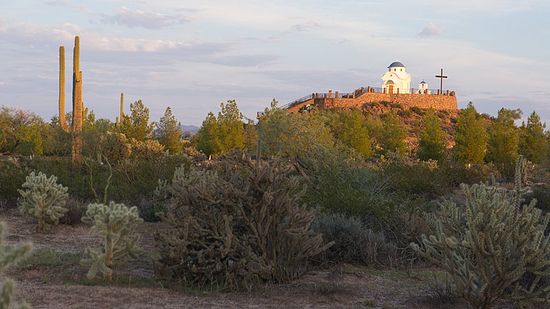 Храм Илии пророка на фоне кактусов