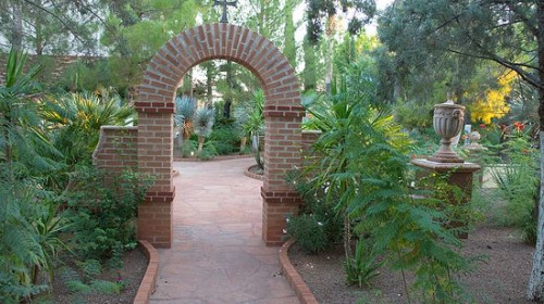 В монастырском саду