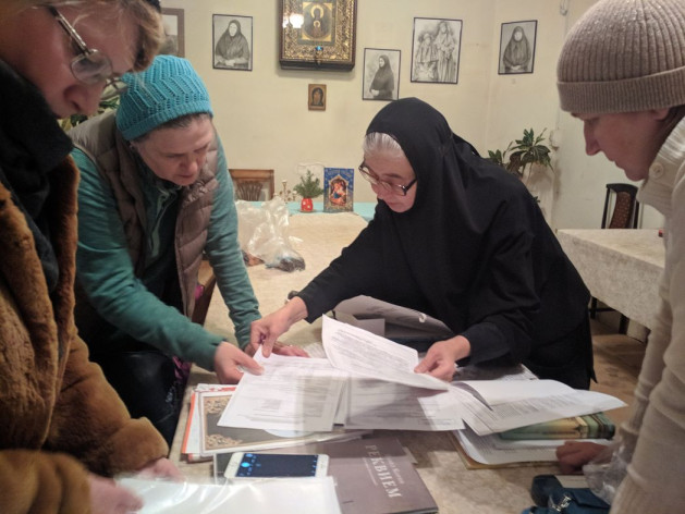 Собрание дежурных под руководством насельницы Иоанно-Предтеченского монастыря монахини Тавифы (Исаевой). Фото С.Л. Зотовой