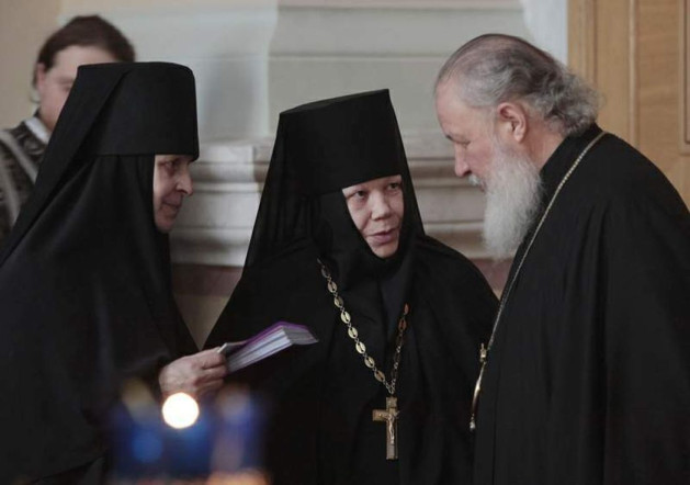 Настоятельница Иоанно-Предтеченского монастыря игумения Афанасия (Грошева) и казначея монахиня Анувия (Виноградова) передают Святейшему Патриарху Московскому и всея Руси Кириллу в алтаре монастырского собора папку с материалами о почитании старицы Досифеи и прошением о местном прославлении затворницы. 29 марта 2010 г.