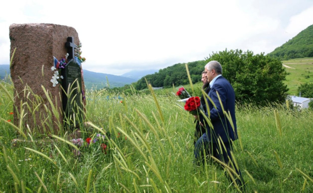 Глава Республики Крым С.В. Аксенов и епископ Каллиник возлагают цветы к памятнику убиенным в селе Лаки